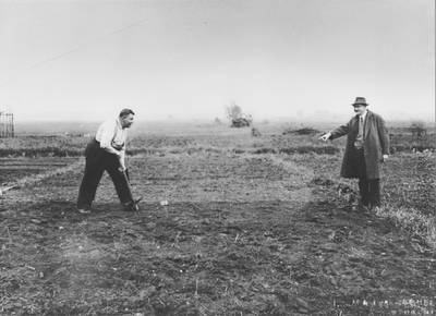 876632 Afbeelding van een man vermoedelijk uit Wijk C die een stukje land omspit op de volkstuintjes uitgaande van het ...